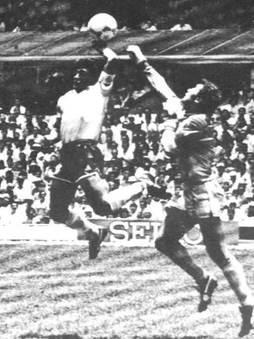 Bei der Fußball-WM 1986 gewinnt Argentinien das Viertelfinalspiel gegen England und wird schließlich Weltmeister