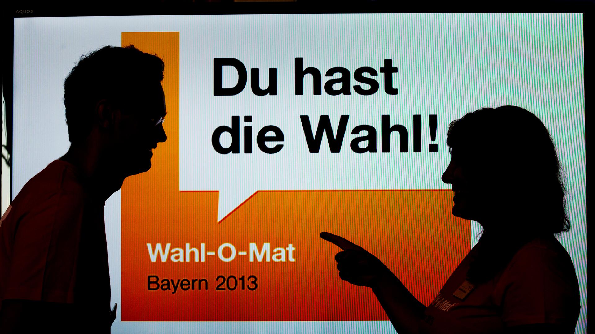 Zwei junge Leute stehen am 22.08.2013 in München (Bayern) vor einen Bildschirm mit der Aufschrift " Du hast die Wahl! - Wahl-O-Mat - Bayern 2013". Der aktuelle Wahl-O-Mat zur bayerischen Landtagswahl 2013 wurde im Bayerischen Landtag vorgestellt und beste