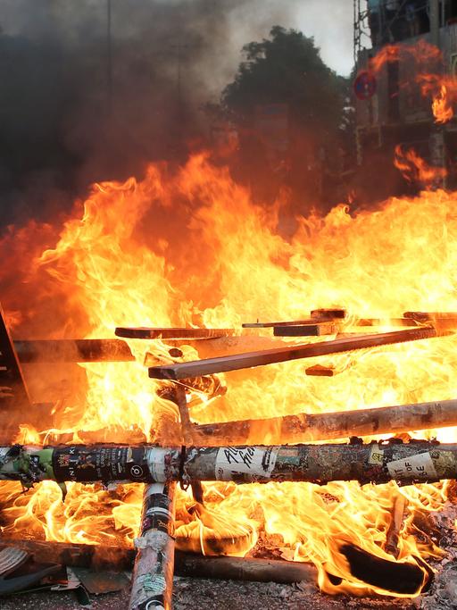 Brennende Barrikade bei Ausschreitungen von G20-Gegnern am 7. Juli 2017 im Schanzenviertel in Hamburg