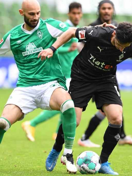 Gladbachs Lars Stindl (r.) kämpft gegen Werders Ömer Toprak um den Ball.