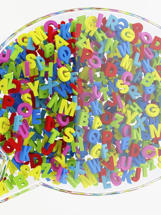 Gruppe bunter Buchstaben in einer transparenten dreidimensionalen Sprechblase