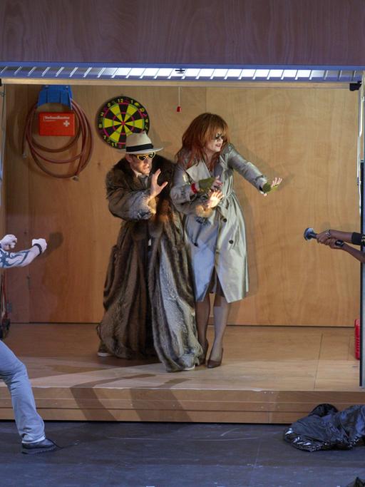 Ronan Collett (l-r), Andre Morsch, Rebecca von Lipinski und Pumeza Matshikiza singen am 21.07.2012 in der Hauptprobe der Oper "Don Giovanni" im Opernhaus in Stuttgart.