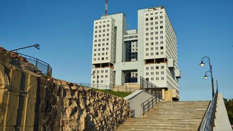 Mauerreste vom Königsberger Schloss, hinten das Haus der Räte in Kaliningrad, Russland