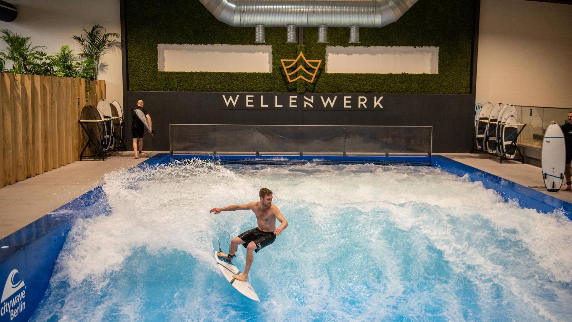 Ein Surfer reitet eine Welle im Wellenwerk Berlin.