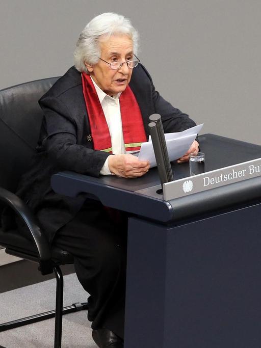 Anita Lasker Wallfisch, eine der letzten bekannten Überlebenden des Mädchenorchesters im KZ Auschwitz, spricht bei einer Gedenkstunde des Bundestags für die Opfer des Nationalsozialismus.