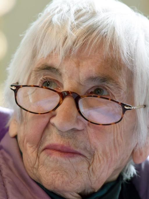 Die Auschwitz-Überlebende Esther Bejarano berichtet am 17.04.2015 vor Schülern und Bürgern in der Christuskirche in Fulda (Hessen) von ihren Erlebnissen. Die in Saarlouis geborene Frau spielte als Kind im Mädchenorchester im Konzentrationslager Auschwitz.