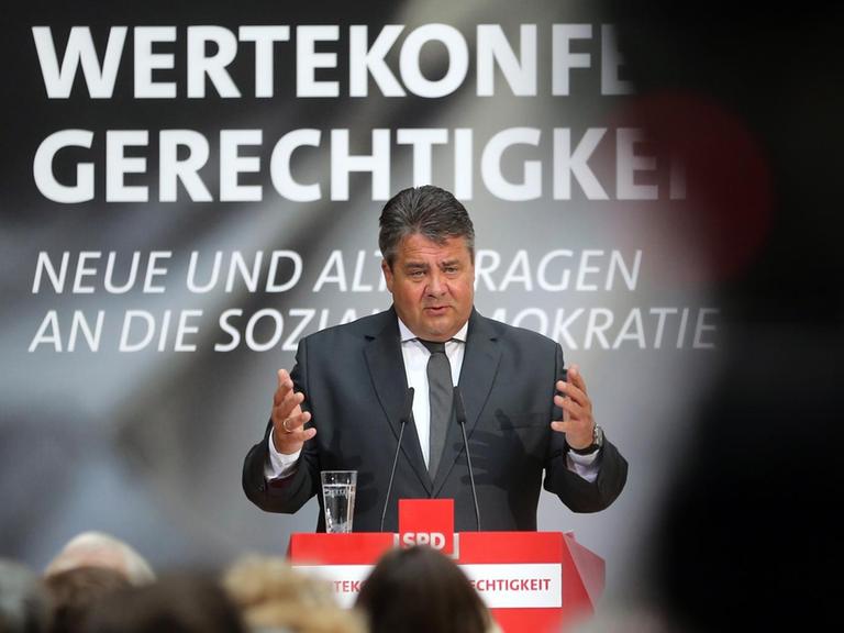 Der SPD-Vorsitzende Sigmar Gabriel spricht am 09.05.2016 zu Beginn der Wertekonferenz Gerechtigkeit der SPD im Willy-Brandt-Haus in Berlin. Er hat seine im Umfragetief steckende Partei aufgerufen, sich nicht auf sozialpolitischen Erfolgen der Vergangenheit auszuruhen.