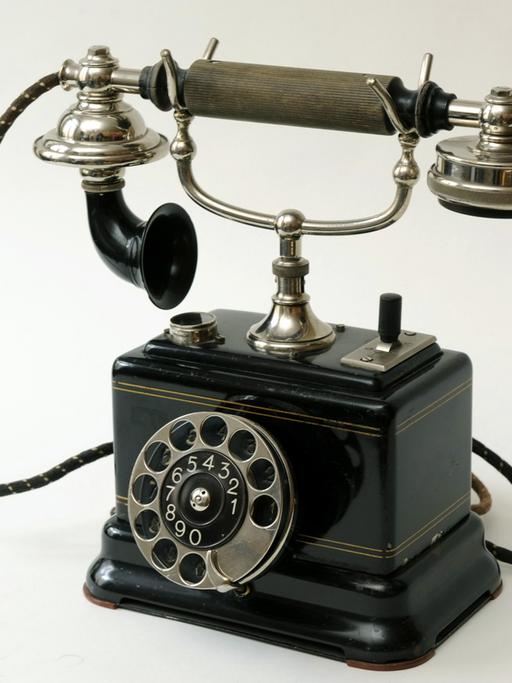 Historisches Telefon mit Wählscheibe 
