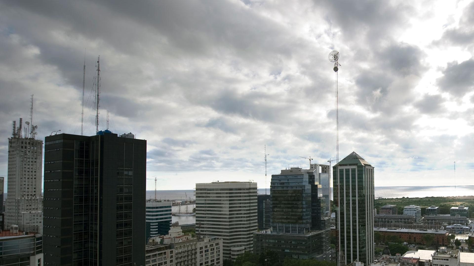 Blick über die Dächer von Buenos Aires, Argentinien, aufgenommen bei wolkigem Himmel am Montag