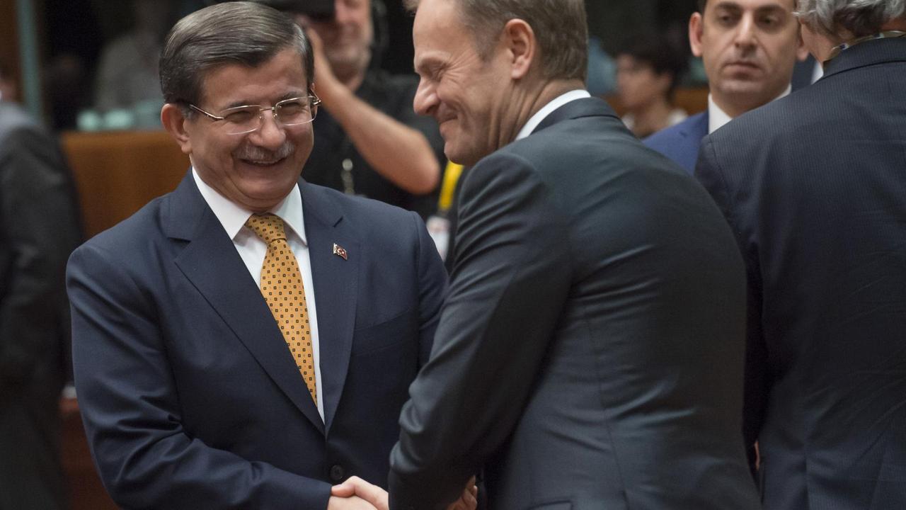 Der türkische Premierminister Ahmet Davutoglu beim Gespräch mit EU-Ratspräsident Tusk beim Gipfeltreffen der Europäischen Union in Brüssel am 18.03.2016.