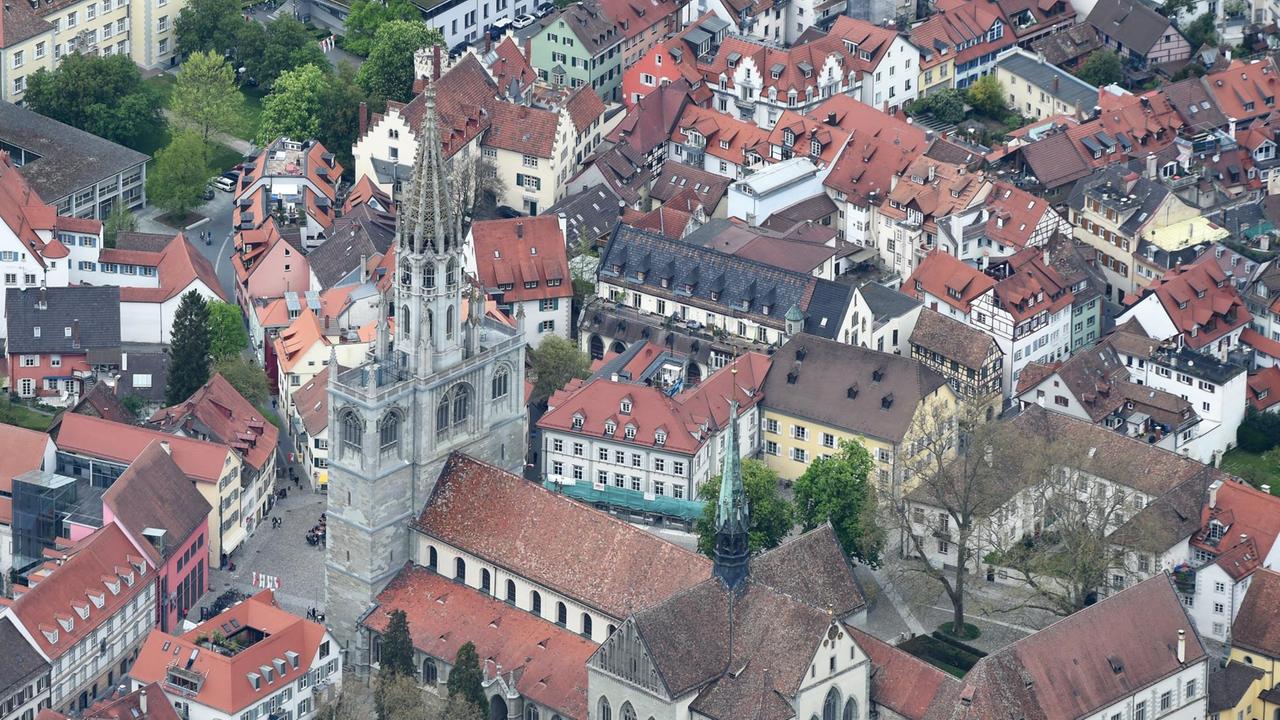 Luftaufnahme vom Münster in der Innenstadt von Konstanz.