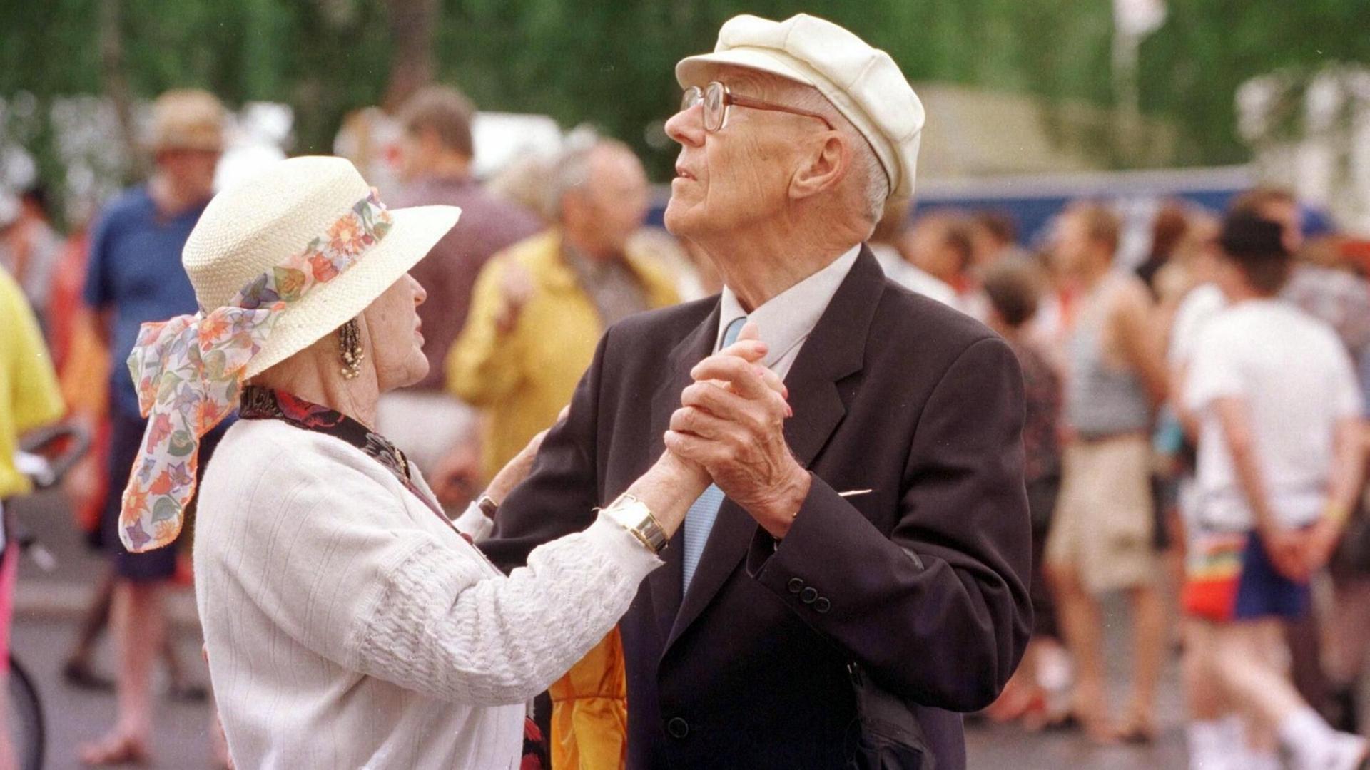 Ein älteres Paar tanzt Tango vor einer Menschenmenge