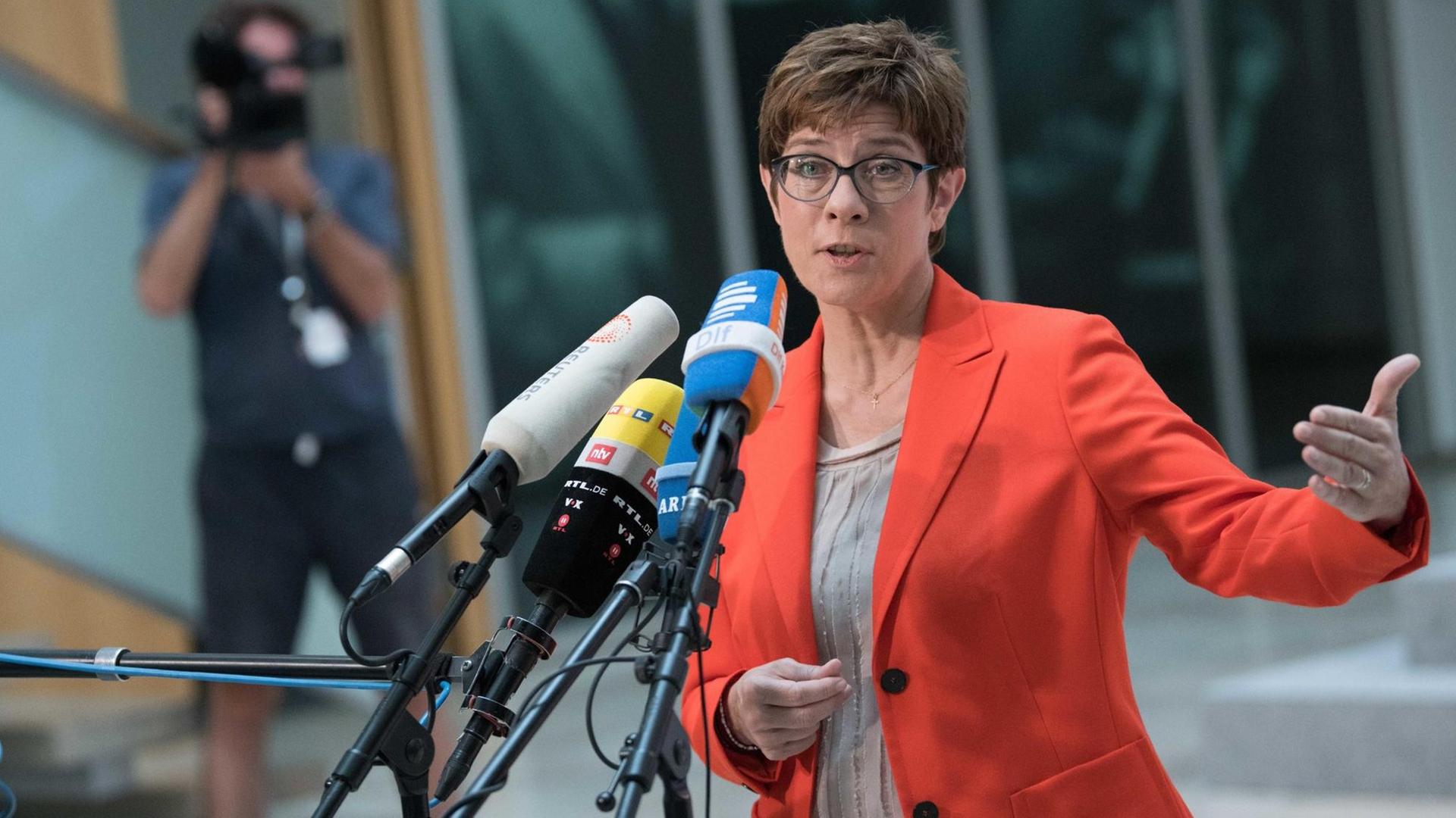Annegret Kramp-Karrenbauer (CDU), Bundesvorsitzende, äußert sich im Konrad-Adenauer-Haus zum Thema Klimaschutz. Kramp-Karrenbauer plädiert dafür, den Klimaschutz über eine Steuerreform voranzutreiben.