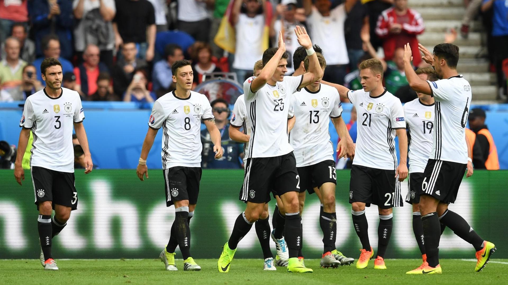 Deutsche Spieler jubeln nach dem 1:0 gegen Nordirland.