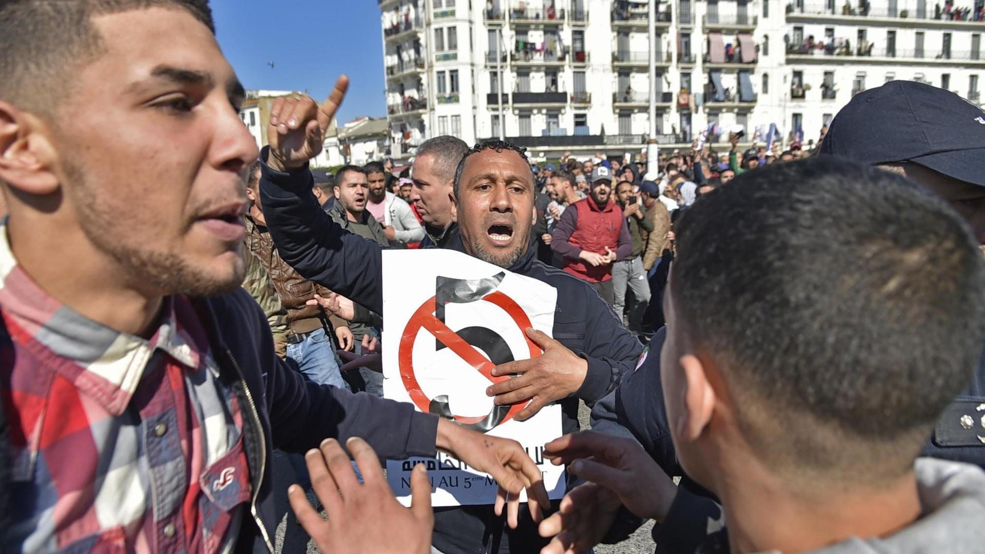 Proteste gegen eine fünfte Amtszeit von Algeriens Langzeitpräsident Abdelaziz Bouteflika am 22. Februar 2019