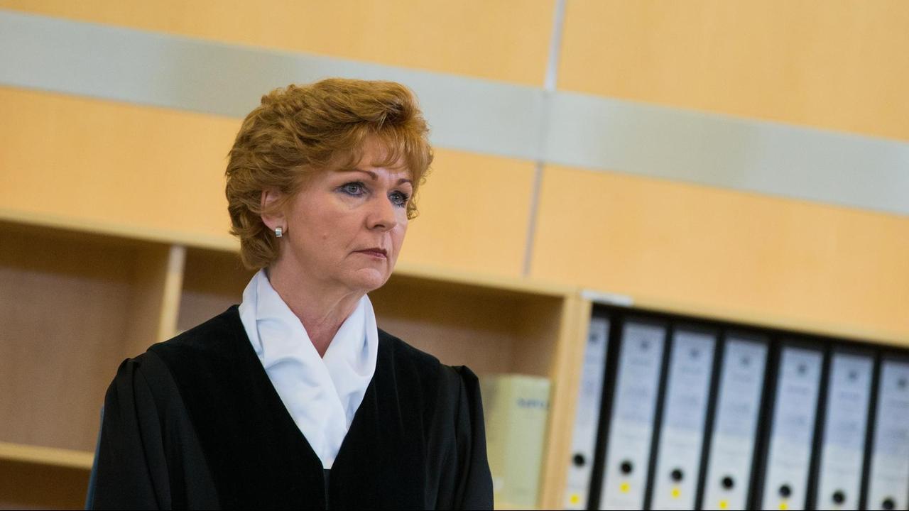 Die Vorsitzende Richterin im Prozess um den versuchten Mord an der damaligen Kölner Oberbürgermeister-Kandidatin Reker, Barbara Havliza, steht am 01.07.2016 in einen Verhandlungssaal des Oberlandesgerichts in Düsseldorf (Nordrhein-Westfalen).