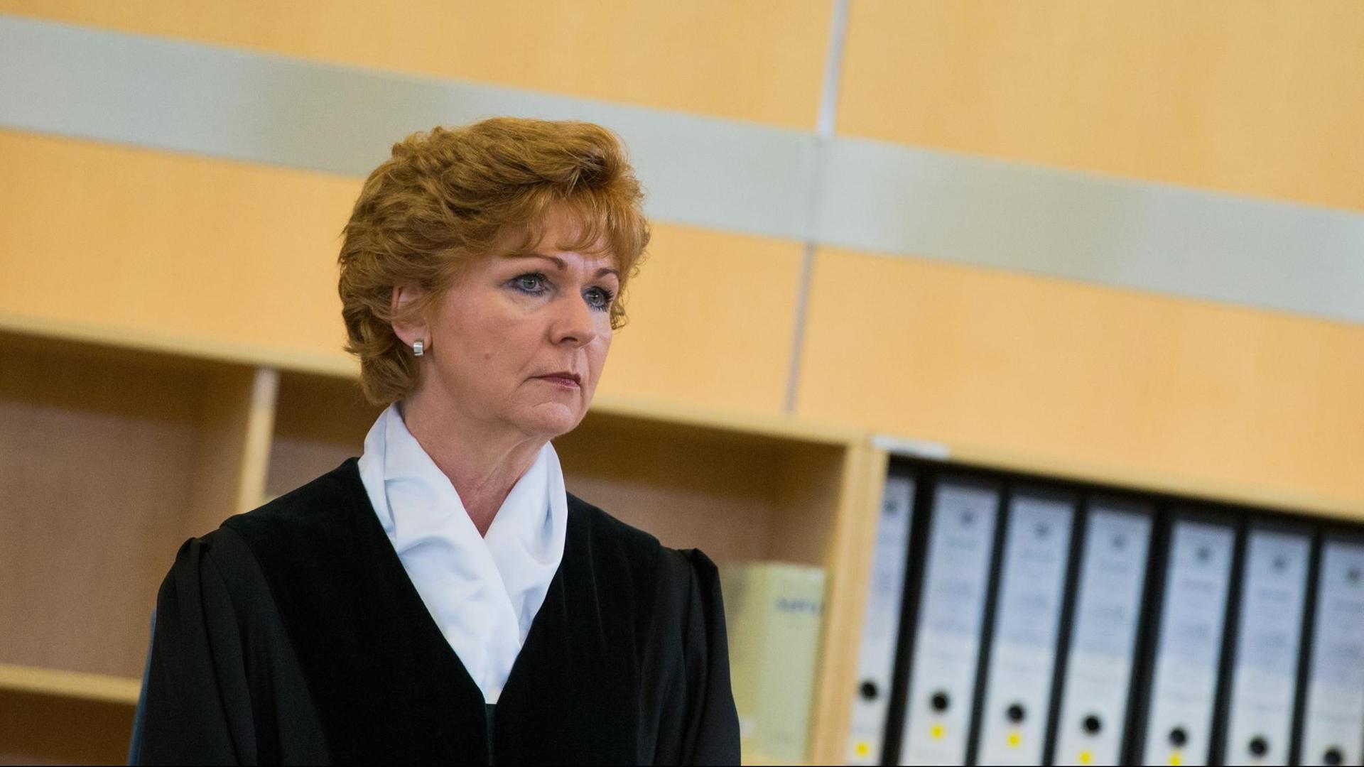 Die Vorsitzende Richterin im Prozess um den versuchten Mord an der damaligen Kölner Oberbürgermeister-Kandidatin Reker, Barbara Havliza, steht am 01.07.2016 in einen Verhandlungssaal des Oberlandesgerichts in Düsseldorf (Nordrhein-Westfalen). Die Vorsitzende Richterin im Prozess um den versuchten Mord an der damaligen Kölner Oberbürgermeister-Kandidatin Reker, Barbara Havliza, steht am 01.07.2016 in einen Verhandlungssaal des Oberlandesgerichts in Düsseldorf (Nordrhein-Westfalen).