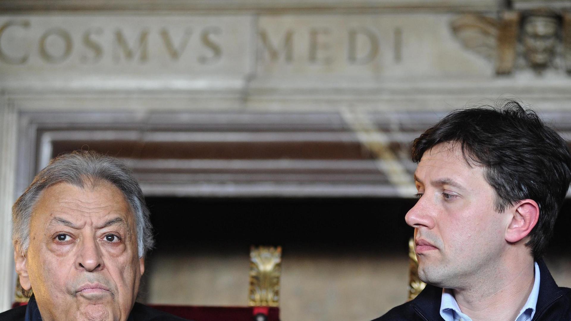 Dirigent Zubin Mehta (l) und Bürgermeister Dario Nardella in Florenz bei der Präsentation des Programms des Maggio Musicale Fiorentino von 2014.