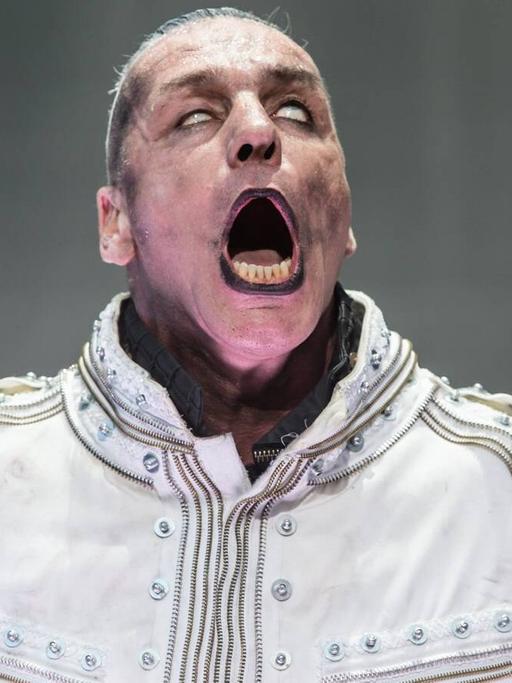 Der Rammstein-Sänger Till Lindemann bei einem Konzert in Tallinn.