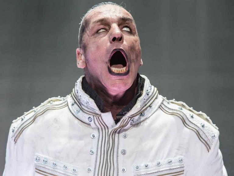 Der Rammstein-Sänger Till Lindemann bei einem Konzert in Tallinn.