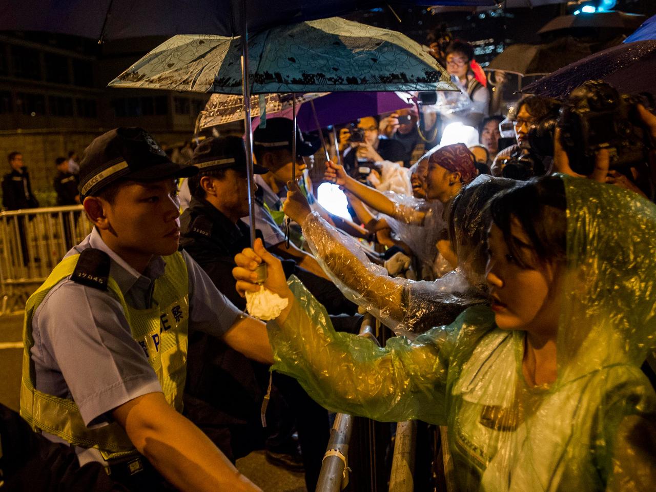Teilnehmer der Demokratiebewegung in Hongkong demonstrieren im Regierungsviertel - sie verlangen den Rücktritt des Regierungschefs der chinesischen Sonderverwaltungszone.