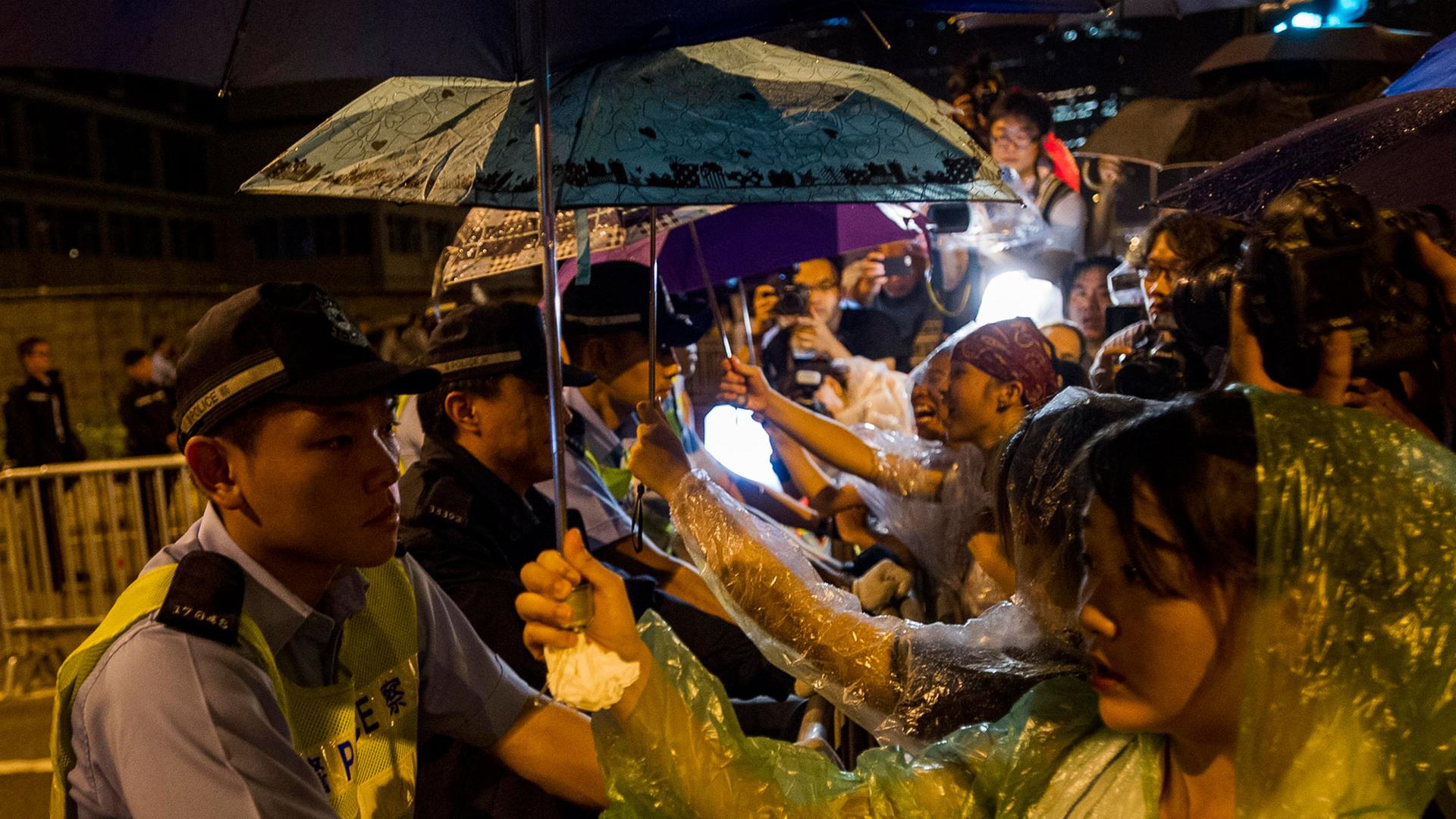 Teilnehmer der Demokratiebewegung in Hongkong demonstrieren im Regierungsviertel - sie verlangen den Rücktritt des Regierungschefs der chinesischen Sonderverwaltungszone.