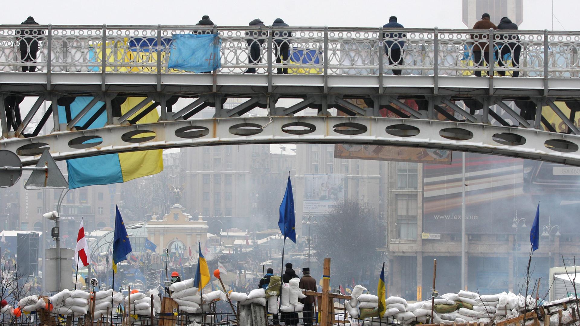 Menschen demonstrieren in Kiew auf Straßenbarrikaden gegen die ukrainische Regierung