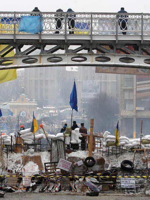 Menschen demonstrieren in Kiew auf Straßenbarrikaden gegen die ukrainische Regierung