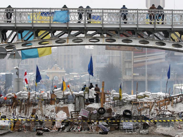 Menschen demonstrieren in Kiew auf Straßenbarrikaden gegen die ukrainische Regierung
