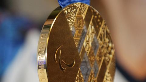 Eine Goldmedaille der Paralympics 2014 in Sotschi.