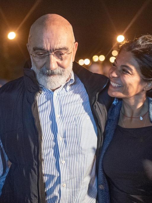 Der türkische Journalist und Schriftsteller Ahmet Altan (l) geht zusammen mit seiner Tochter Sanem Altan (r) nach seiner Freilassung.