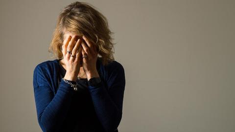 Symbolbild Depression: Frau verbirgt ihr Gesicht in den Händen