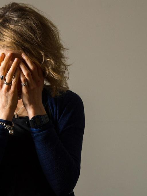Symbolbild Depression: Frau verbirgt ihr Gesicht in den Händen