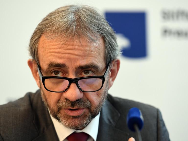 Hermann Parzinger, Präsident der Stiftung Preußischer Kulturbesitz, nimmt am 05.10.2017 in Berlin an einer Pressekonferenz zum Start des Provenienzforschungsprojekts zur anthropologischen Sammlung menschlicher Schädel teil.