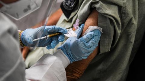 Ein Patient erhält in den USA eine Injektion eines COVID-19- Impfstoffes