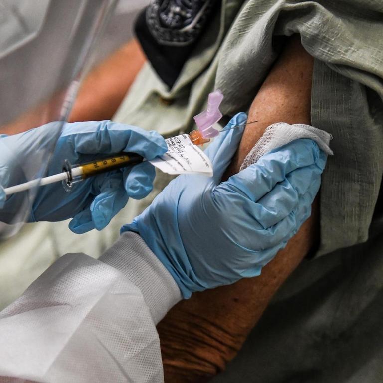 Ein Patient erhält in den USA eine Injektion eines COVID-19- Impfstoffes