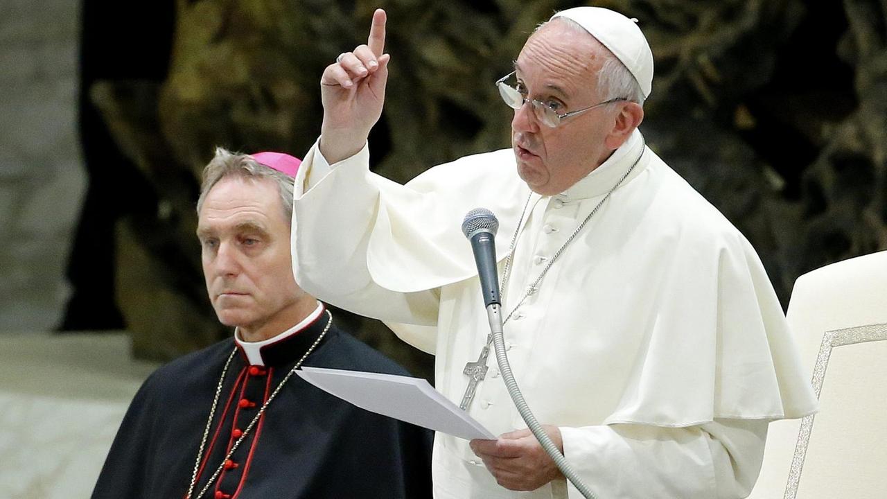 Papst Franziskus hält eine Rede. 