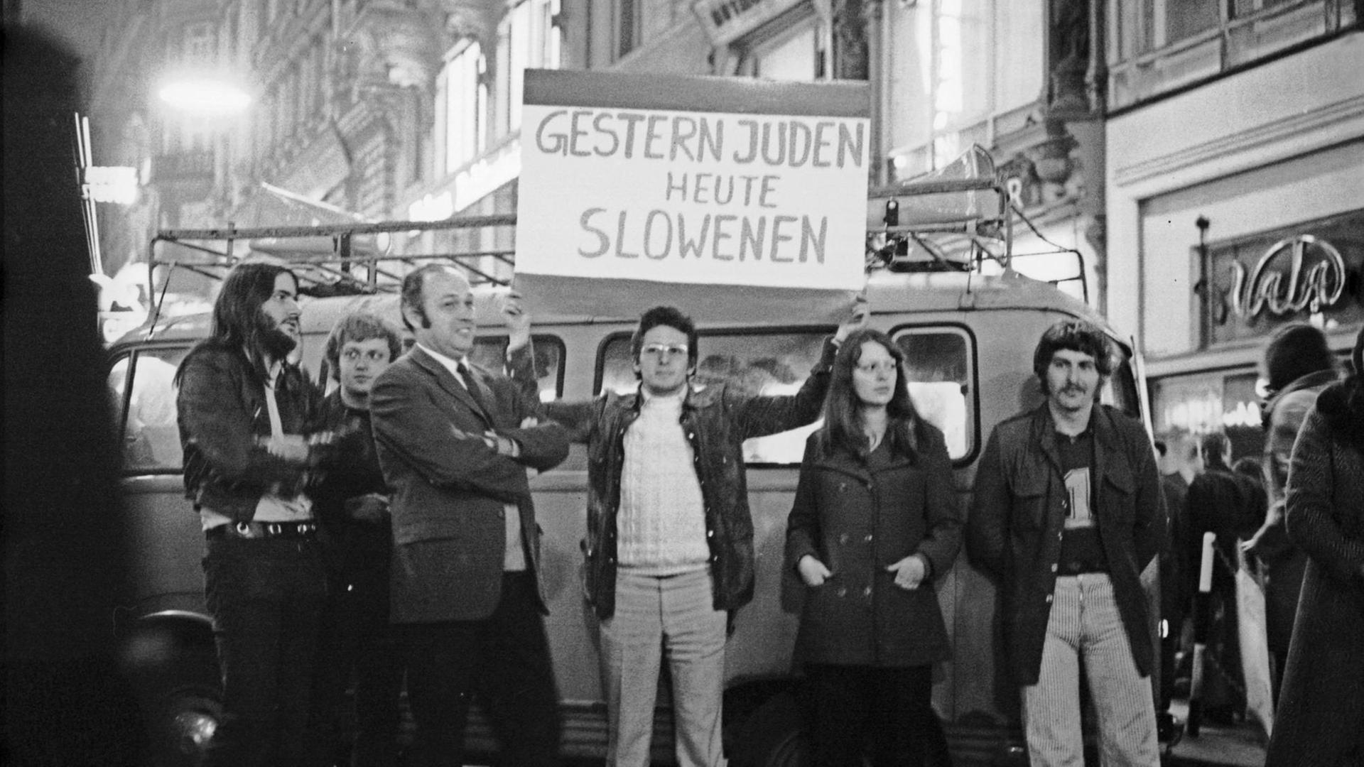 Demonstration von Slowenen in der Wiener Kärntner Straße gegen Diskriminierungen der slowenischen Minderheit in Kärnten 1972.