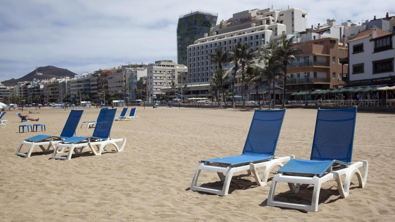 Leere Liegestühle stehen am Strand von Las Canteras.