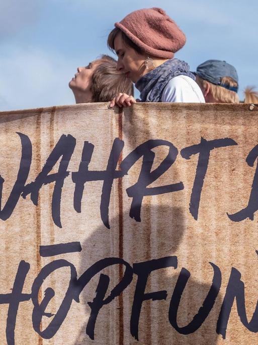 Protestierende der Fridays-for-Future-Bewegung halten ein Transparent mit der Aufschrift "Bewahrt die Schöpfung" in die Höhe. Deutschland, Berlin, 20.09.2019