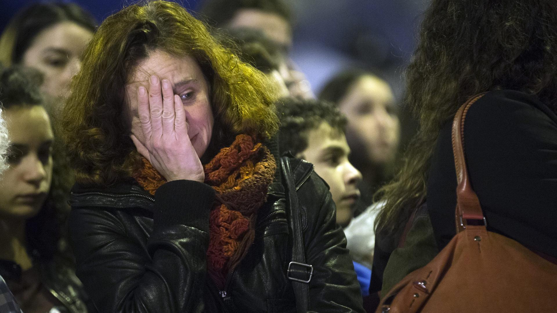 Eine Frau trauert in Paris um die Opfer der Attentatsserie.