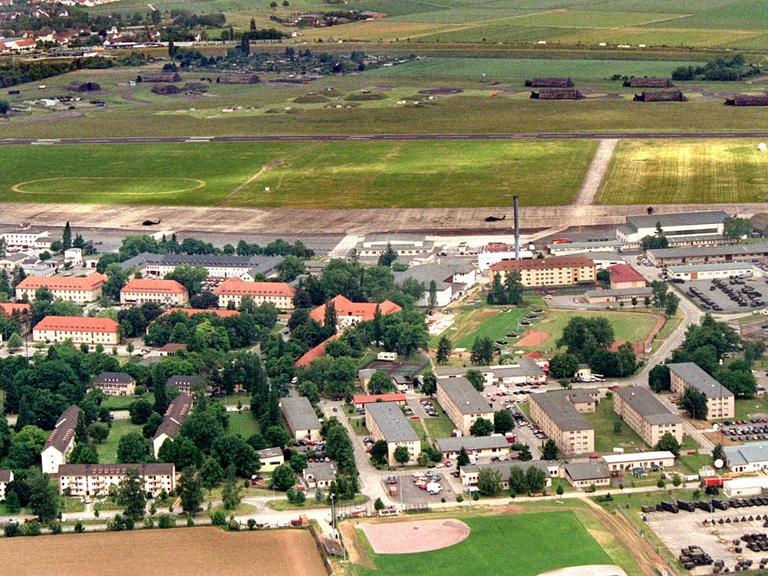Blick auf das Gelände der US-Airbase in Wiesbaden-Erbenheim