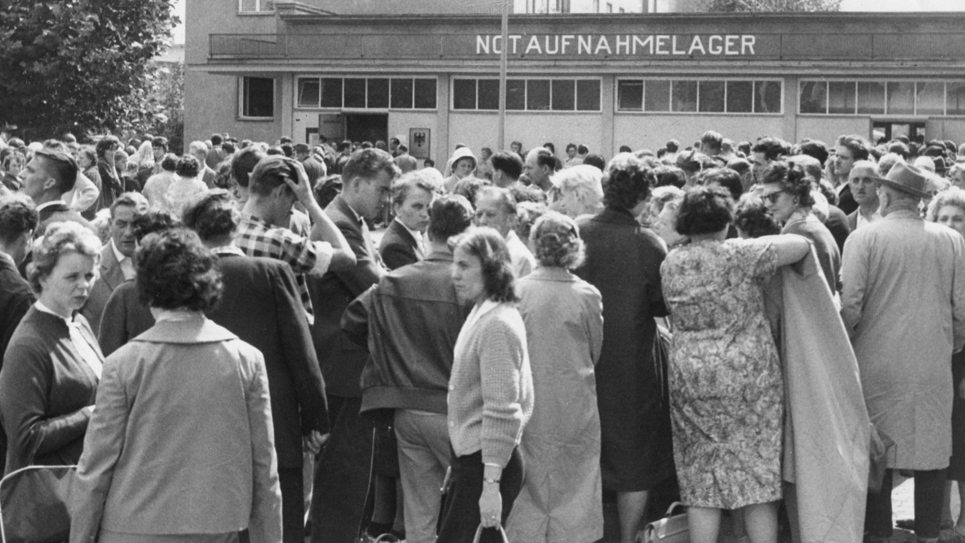 Am 14. August 1961, dem Tag nach dem Beginn des Mauerbaus, war der Flüchtlingsansturm auf das Notaufnahmelager Berlin-Marienfelde besonders groß.