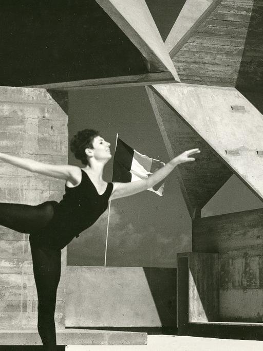 Schwarz-Weiß-Foto des Rathauses von Bat Yam in Israel, davor eine Ballettänzerin, die auf einem Bein balanciert.
