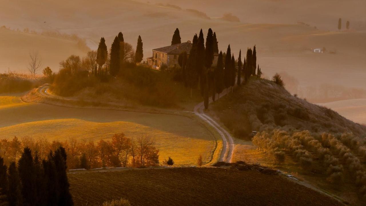 Stimmungsvolles Landschaftsfoto von San Quirico d'Orciain in Italien.