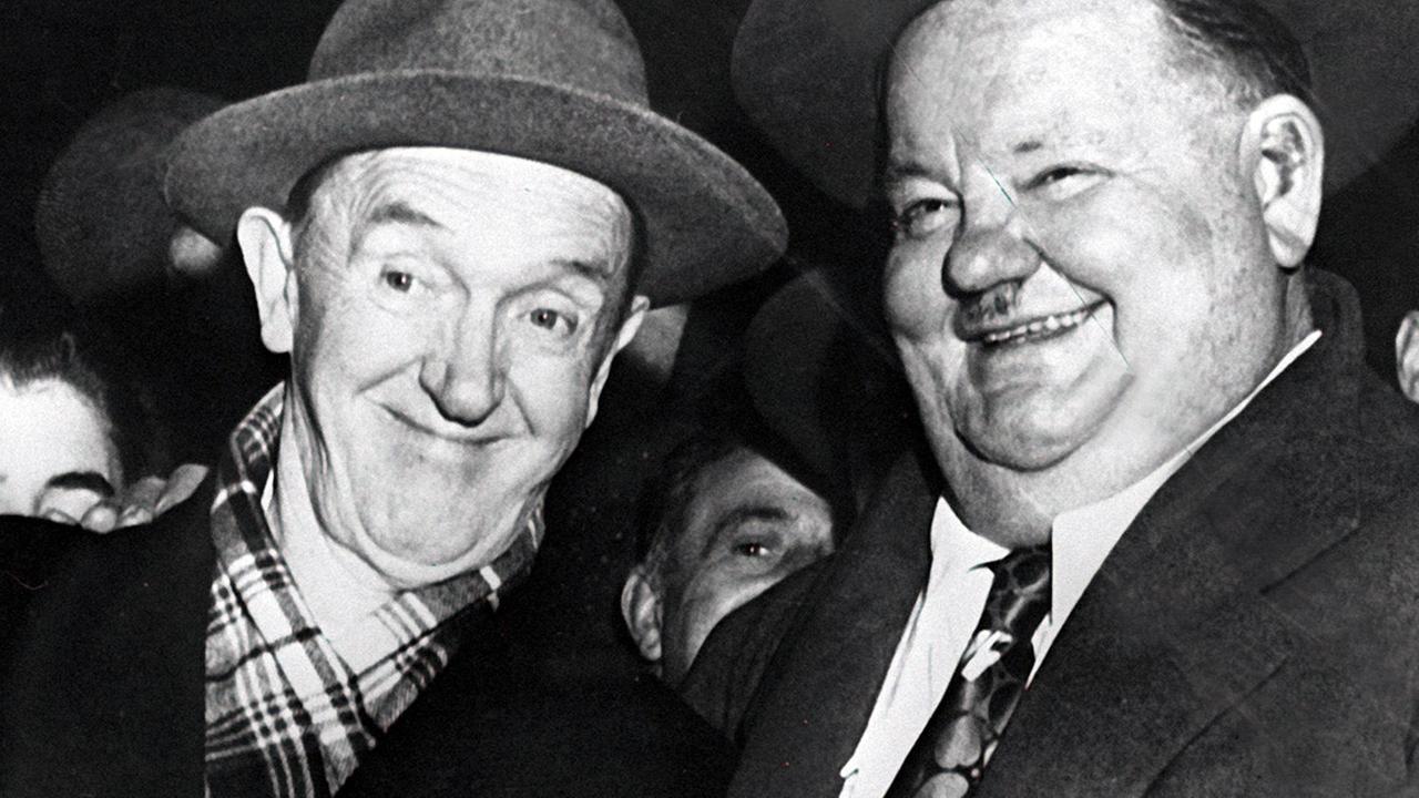 Die amerikanischen Komiker Oliver Hardy (r) und Stan Laurel