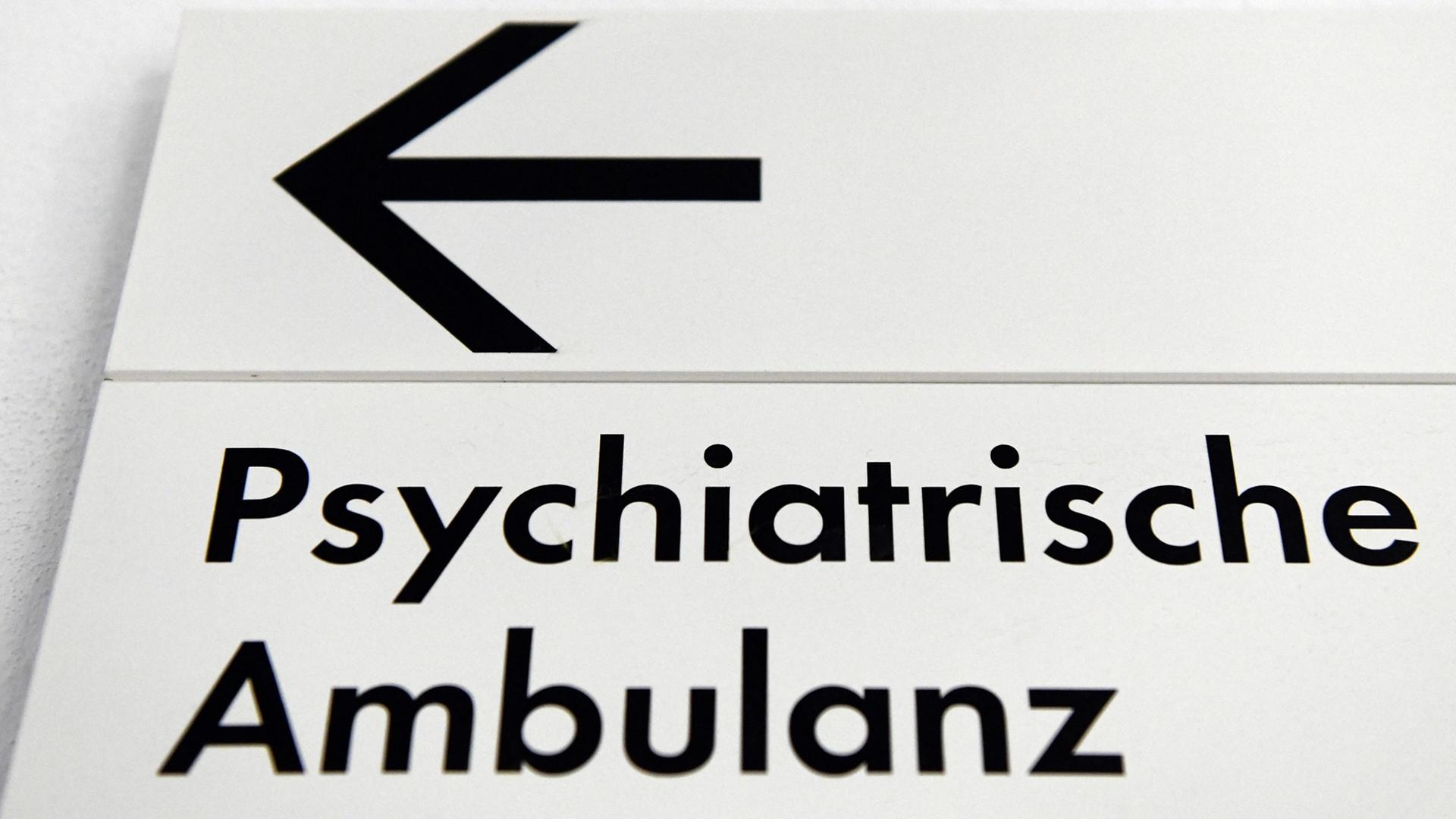 Das Schild mit der Aufschrift "Psychiatrische Ambulanz" hängt an der Charité-Klinik für Psychiatrie und Psychotherapie.