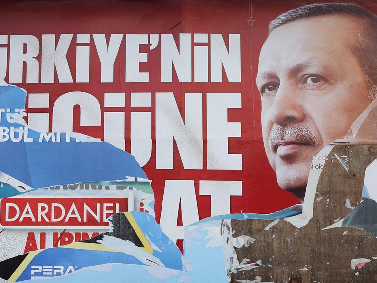 Zerrissenes Wahlplakat des türkischen Politikers Recep Tayyip Erdogan
