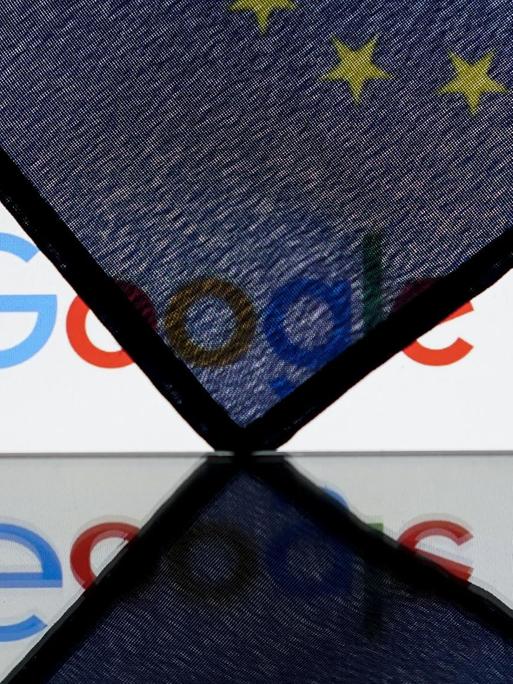 Die Illustration zeigt die europäische Flagge, durscheinend ist das Google Logo zu sehen.
