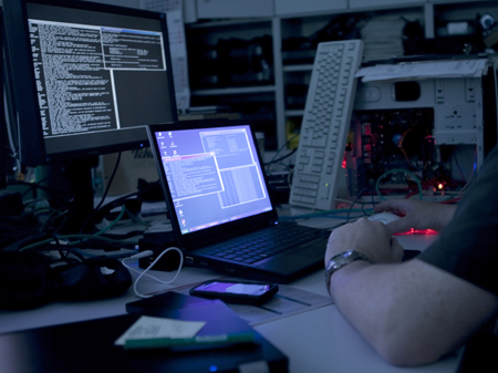 Phänomen  Hacker: Es gibt die Attackierer, aber auch die, die das System von Unternehmen und Privatnutzern schützen.